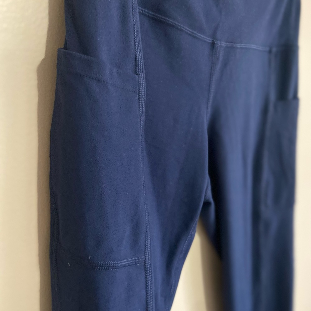 Super soft. 2 side pockets and 1 inside pocket. Brand- Fengbay